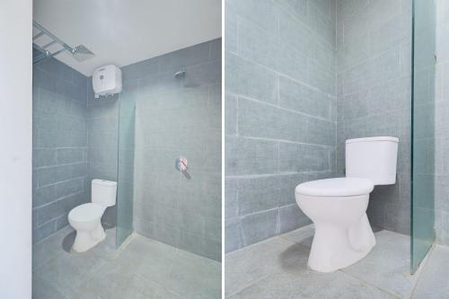 2 Bilder eines Badezimmers mit WC und Dusche in der Unterkunft Collection O Bali Sanur near Bali Mandara Hospital in Sanur
