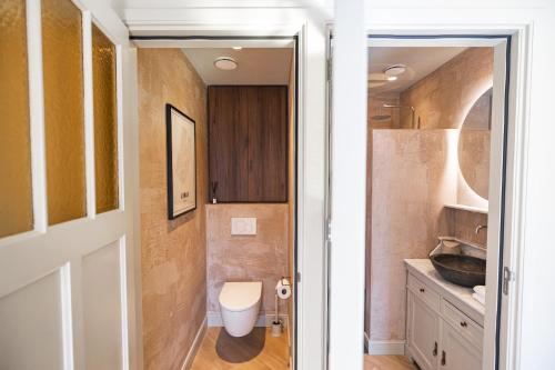 アルクマールにあるBoutique Studio VO38のトイレと洗面台付きのバスルーム