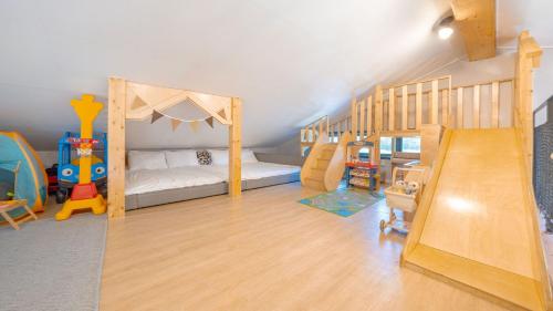 En eller flere senge i et værelse på Taean Yoyo Kids Poolvilla