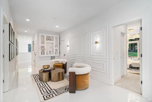 sala de estar con paredes blancas y suelo blanco en The Luxe Lakeside Retreat, en Jonesboro