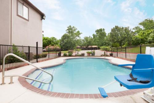 La alberca dentro o cerca de Super 8 by Wyndham Huntsville