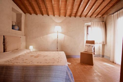 a bedroom with a bed and a lamp in a room at Pinkhouse in Mercatale