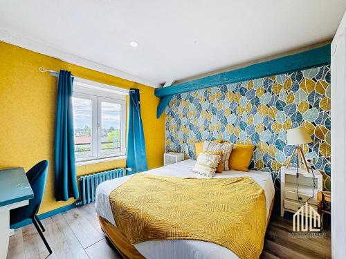 Un dormitorio con una cama y una pared amarilla. en Suite Maëlle - Évasion & Confort, en Bray-Dunes