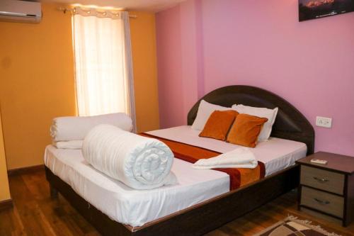 Una cama o camas en una habitación de Hotel king's and lodge