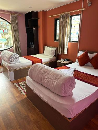 Una cama o camas en una habitación de Hotel king's and lodge