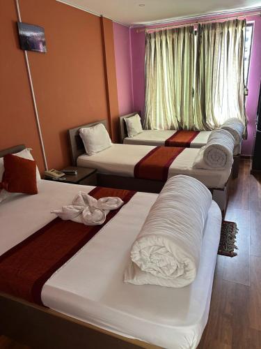 Una cama o camas en una habitación de Hotel king's and lodge