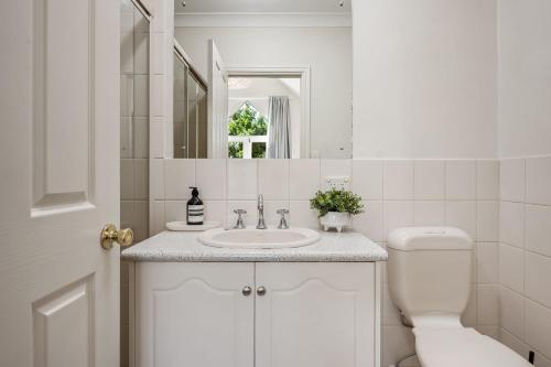 Ένα μπάνιο στο Tynte St North Adelaide Townhouse