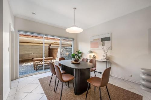Χώρος καθιστικού στο Tynte St North Adelaide Townhouse