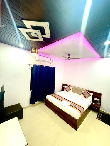 a bedroom with a bed and a basketball hoop at Hotel shiva international in Varanasi
