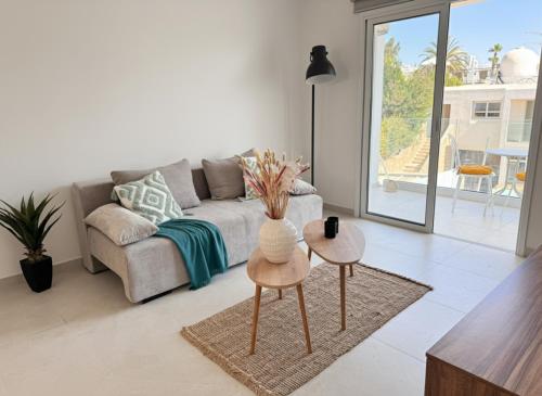 Modern 2-Bed Apartment Steps to Sea & Marina