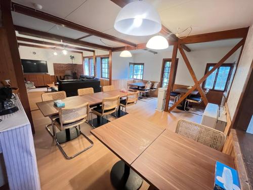 an overhead view of a room with tables and chairs at 白馬蔵雲Zone in Hakuba