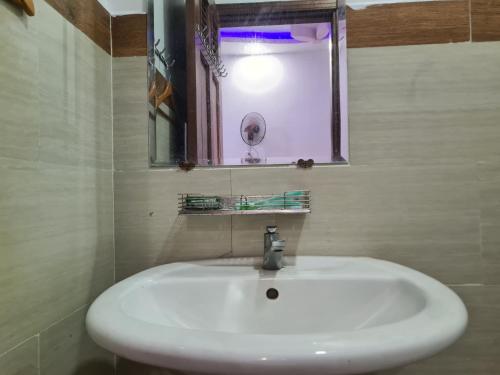 a white sink in a bathroom with a window at MOTEL 243 Long Thành-HOMESTAY 243 in Long Thành