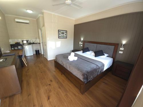 Ένα ή περισσότερα κρεβάτια σε δωμάτιο στο Colonial Rose Motel