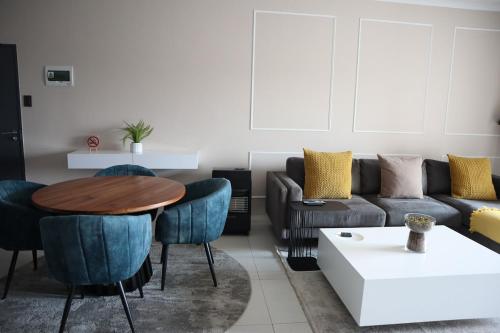 Ruang duduk di Luxury Modern Apartment Prime Midrand Location