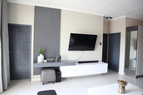 Televisyen dan/atau pusat hiburan di Luxury Modern Apartment Prime Midrand Location