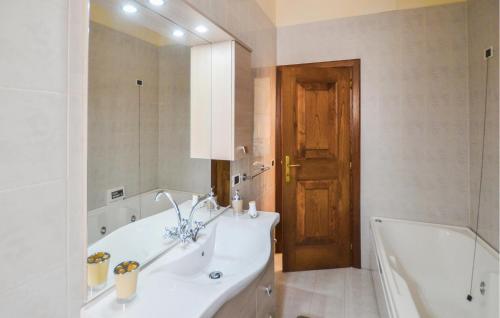a bathroom with a tub and a sink and a bath tub at 3 Bedroom Awesome Apartment In Monte San Savino in Monte San Savino