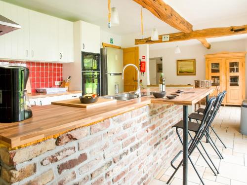 Kuchyň nebo kuchyňský kout v ubytování Rustic Retreat in Malmedy