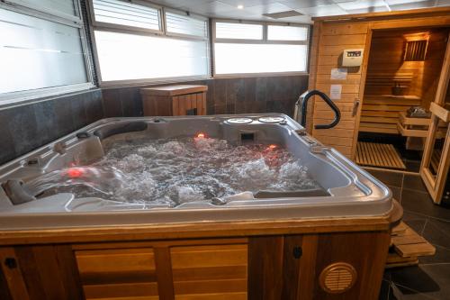 a jacuzzi tub in the middle of a room at Hotel Europa in Quiberon