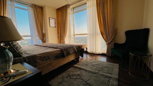 Postel nebo postele na pokoji v ubytování Gold Crest Luxury Hotel Apartments DHA Phase 4 Lahore