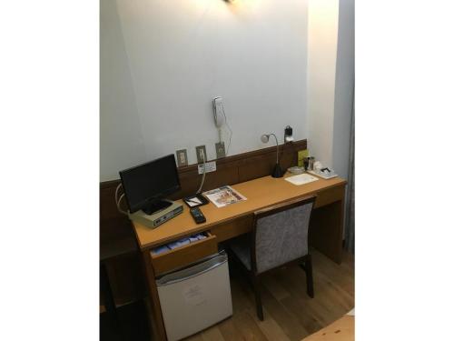 東京にあるBusiness Hotel Crescent - Vacation STAY 49310vのコンピューターが置かれた机のあるオフィス