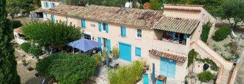 an aerial view of a house with an umbrella at Gites Colline De Sollies in Salernes