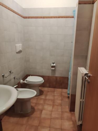 a bathroom with a toilet and a sink at DiMore Apartments - Salento Low Cost in Lizzanello