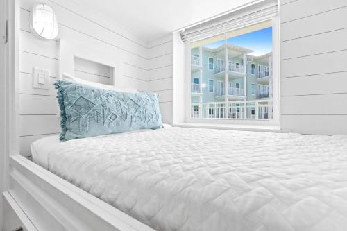 Postel nebo postele na pokoji v ubytování Designer Gulf Place Condo