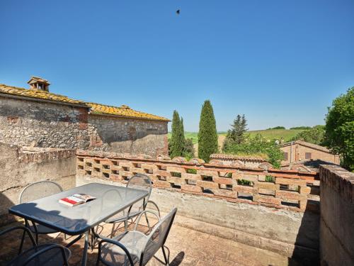 a patio with a table and chairs on a roof at Agriturismo Pometti - Fattoria La Selva in Trequanda