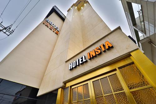 un edificio con un cartel del museo del hotel en HotelInsta Main Branch, en Pŏlt'ŏ