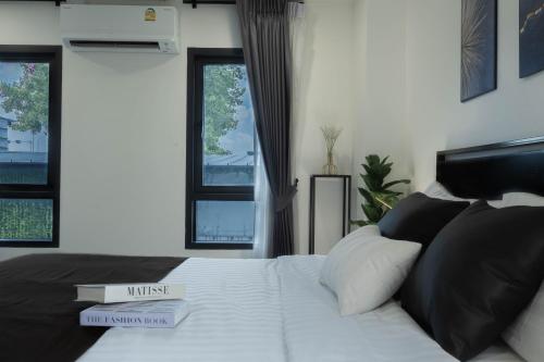 En eller flere senge i et værelse på NORN Riverside Bangkok Hotel - นอนริมน้ำ