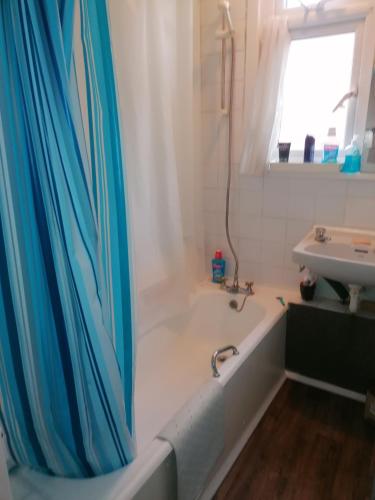 un baño con bañera y lavabo en Central location, en Staines upon Thames