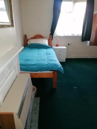 Un dormitorio pequeño con una cama y una ventana. en Central location, en Staines upon Thames