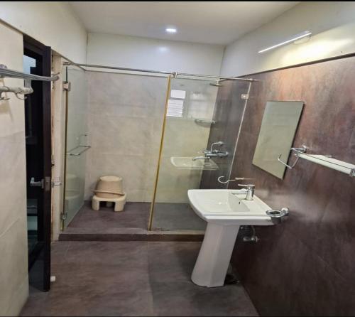 Ένα μπάνιο στο Rani Tower Stay VIP Road