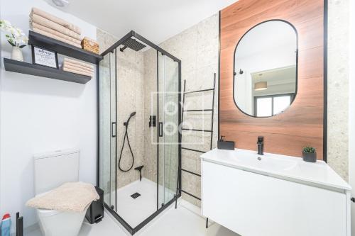 Koupelna v ubytování Solana Boutique Apartment, pool, serenity and views, by OYOOSTAYS