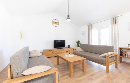 Μια τηλεόραση ή/και κέντρο ψυχαγωγίας στο Pet Friendly Home In Grubine