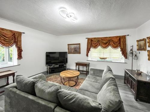 ウィンチェルシーにあるThe Lodge At Winchelseaのソファとテレビのあるリビングルーム