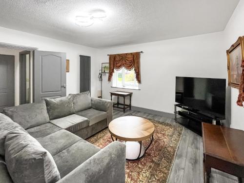 ウィンチェルシーにあるThe Lodge At Winchelseaのソファとテレビのあるリビングルーム