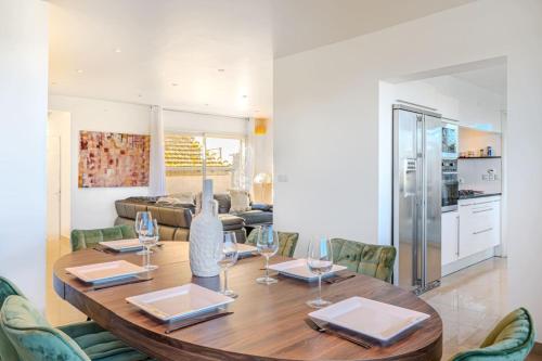 una sala da pranzo con tavolo e sedie in legno di Canal House - Lake View - ParkingAir Conditioning a Palavas-les-Flots