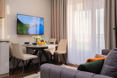 Televisyen dan/atau pusat hiburan di Luxury apartment in the center of Tashkent in NRG U-Tower