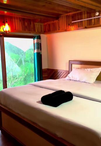 Cama ou camas em um quarto em CedarNest by Yoshikahomestays l Forest Boutique Stay l Kufri l Theog l SHlMLA