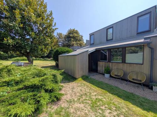 an image of a house with a yard at Unique & Rural Child Friendly Annexe with Large Gardens, Games & Tennis Court - Chichester Holiday Properties in Chichester