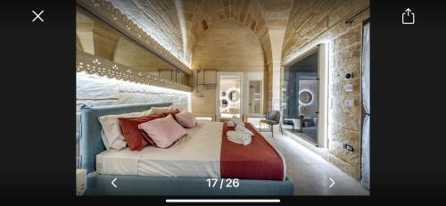 una camera da letto con un letto grande in una stanza di SuiteCota24 piscina e spa a Lecce