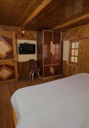 Uma TV ou centro de entretenimento em CedarNest by Yoshikahomestays l Forest Boutique Stay l Kufri l Theog l SHlMLA