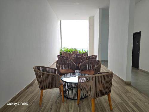 クアラルンプールにあるThe Luxe Infinitum By Elite Home KLCCの部屋の中の椅子とテーブルのグループ