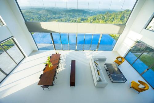 Starlit by The Serendipity Collection, Weligama في Udukawa: غرفة بها طاولة وكراسي ونافذة كبيرة