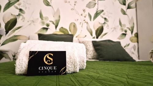 a green bed with a sign on top of it at CinqueStanze in Cosenza