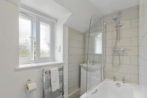 Vannituba majutusasutuses Stable Cottage Nanternis