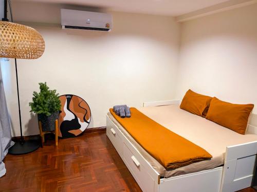 un dormitorio con una cama en una habitación en 4BR 10PAX Ensuite Near EmQuartier Emporium Emsphere, en Klong Toi