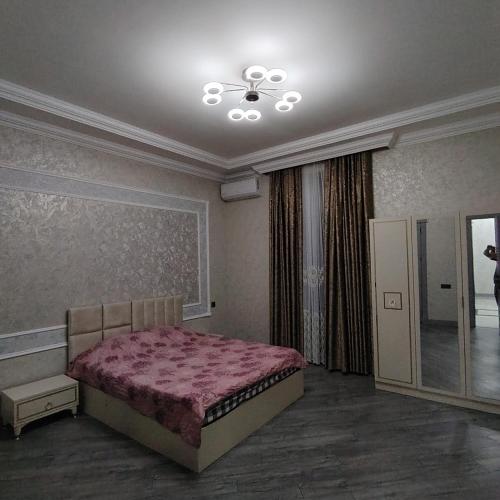 Sweet home في باكو: غرفة نوم بها سرير كبير مغطى ببطانية وردية اللون