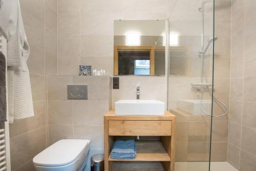 Ένα μπάνιο στο Morzna Etoile Outdoor Jacuzzi All Ensuite